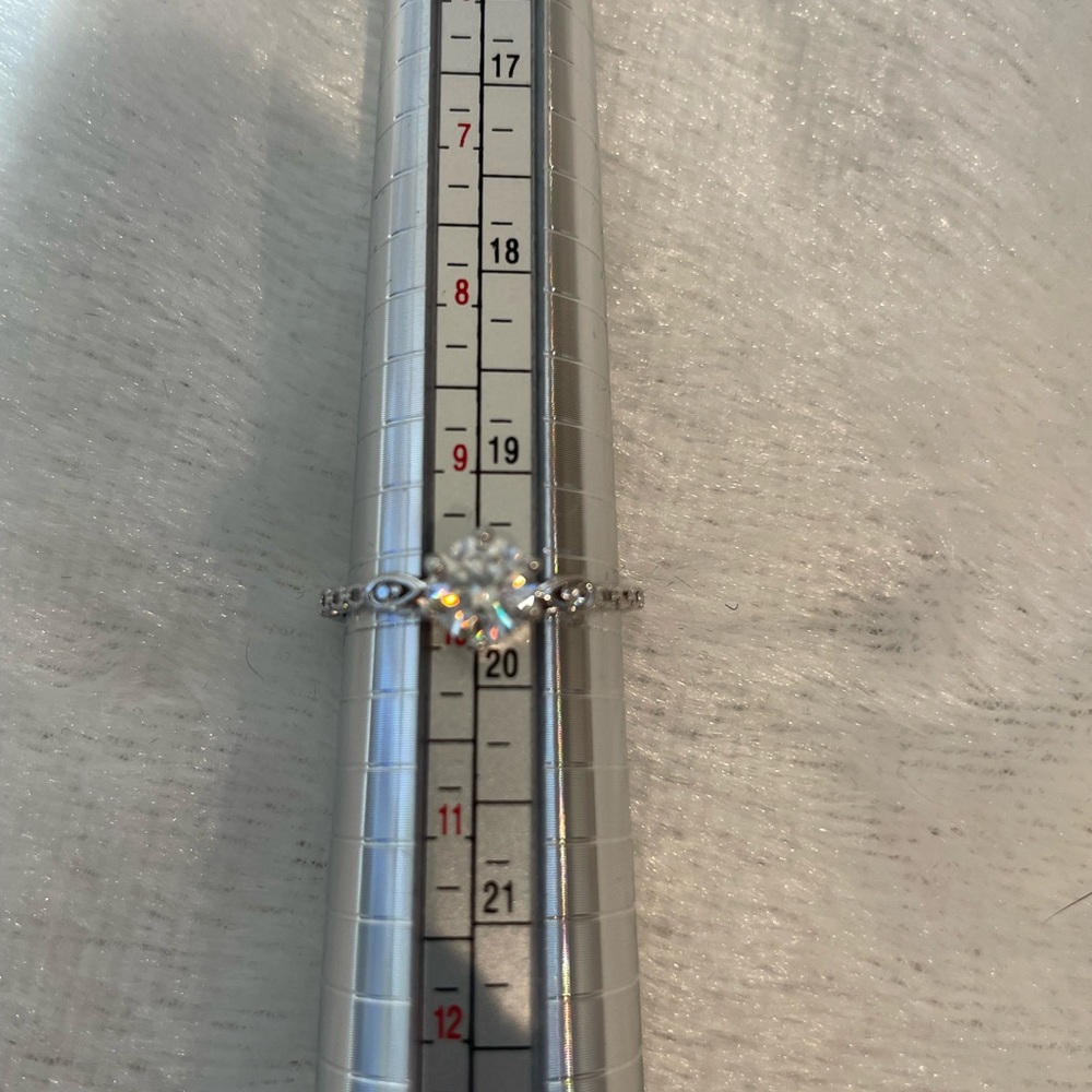 Woman’s 1.0 ct size 10 Moissanite ring - Picture 6 of 8
